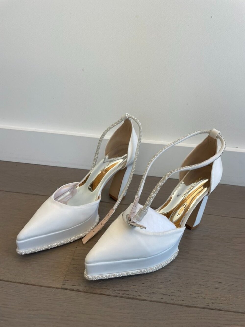 NWT Badgley Mischka Eliana White Satin Platform Heels Pearl Ankle Strap Size 9